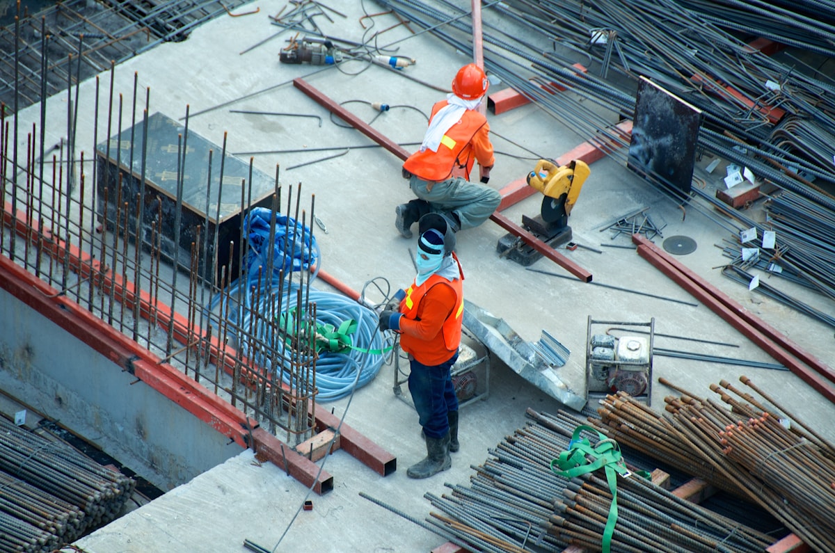 Equipe em obra com infraestrutura eletrica em andamento