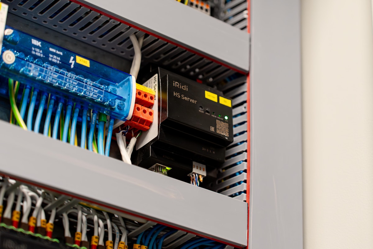 Painel eletrico com componentes e cabos organizados